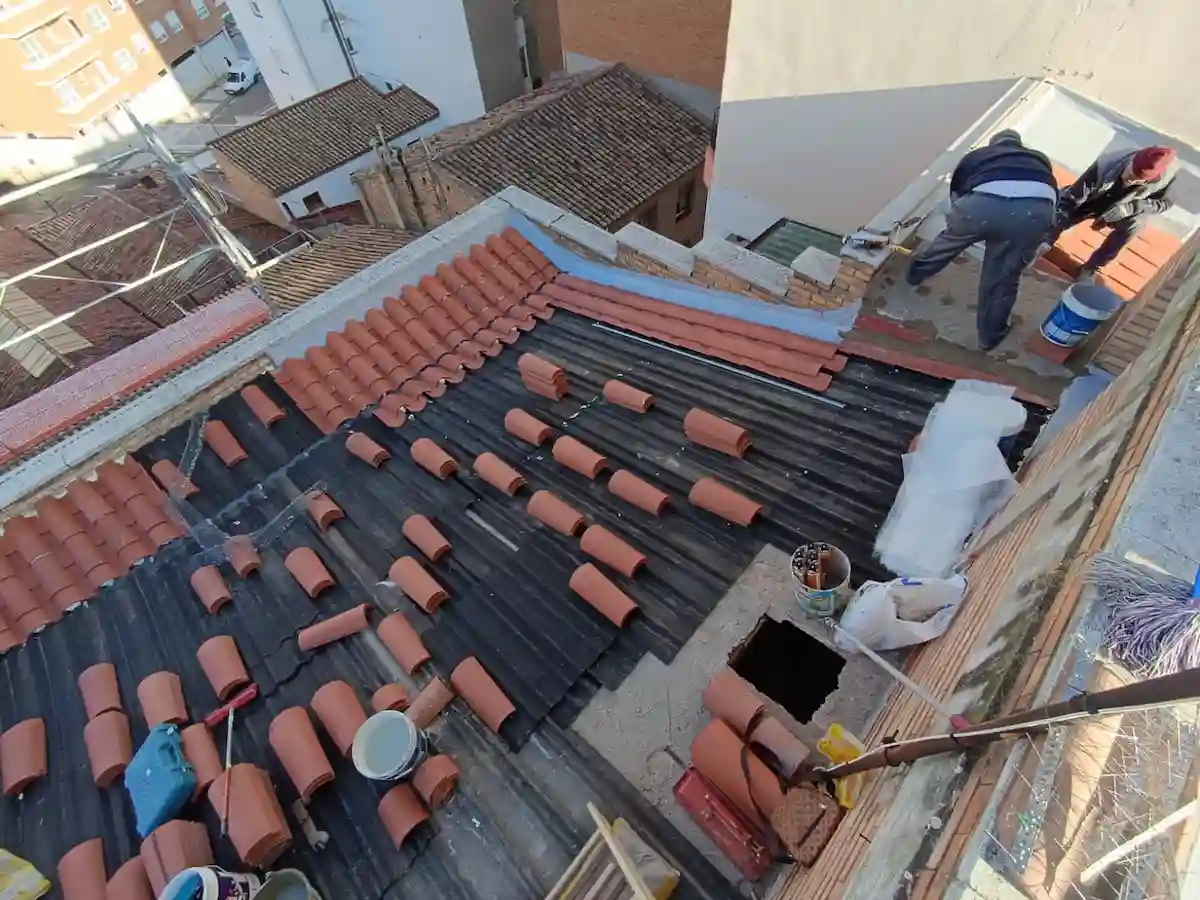 Acabado profesional de tejas en cubierta residencial